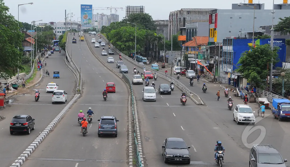 Sejumlah kendaraan melewati Jalan K.H. Abdullah Syafei, Jakarta, Jumat (3/4/2015).  Kondisi jalanan lengang disebabkan libur panjang yang bertepatan libur paskah dan banyaknya masyarakat Jakarta yang berlibur ke luar kota. (Liputan6.com/Herman Zakharia)