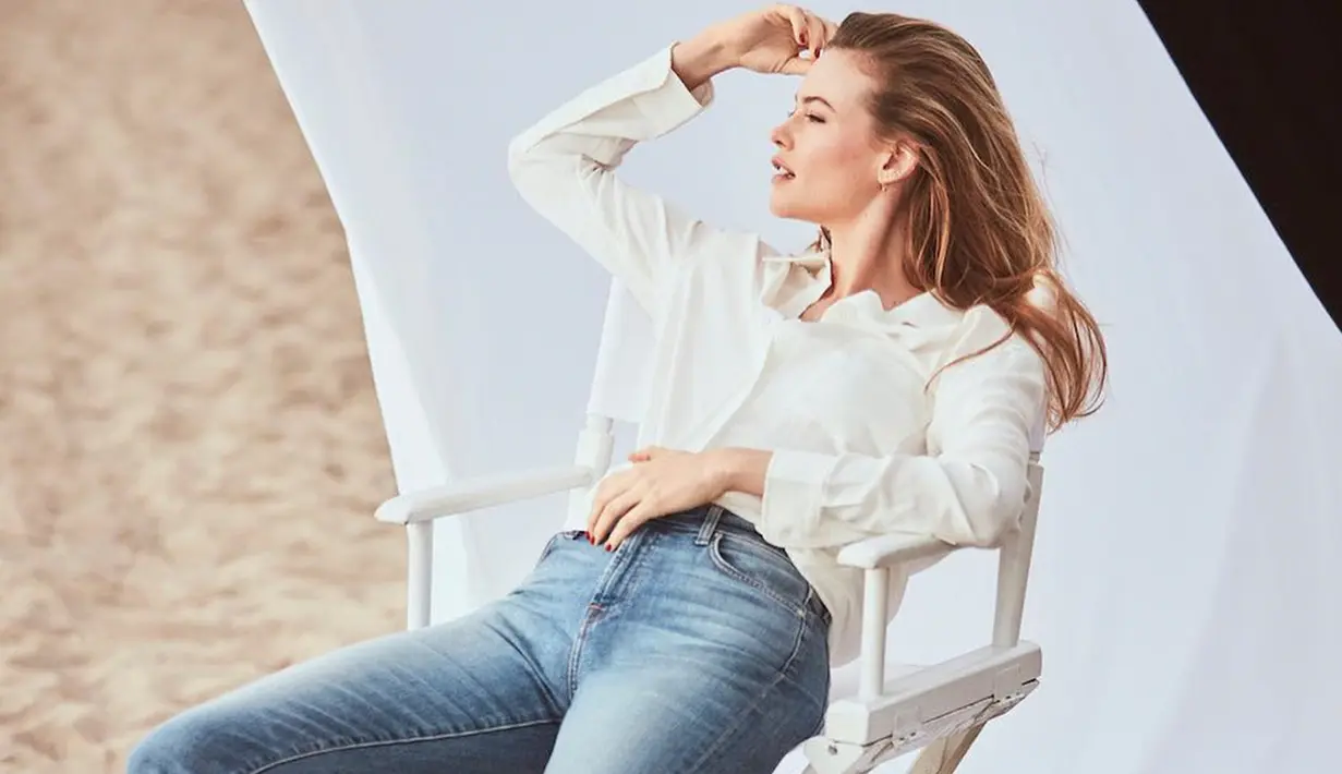 Wanita yang memulai berkarier di dunia modeling tahun 2008 ini dikenal pula sebagai salah satu model di Victoria's Secret Fashion Show. Bahkan, Behati telah menjadi Angels di Victoria Secret sejak tahun 2009. (Liputan6.com/IG/@behatiprinsloo)