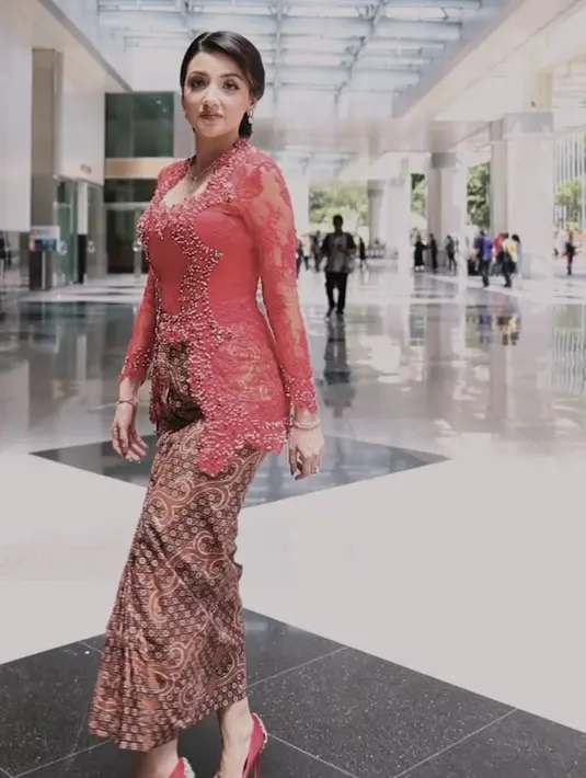Detail bordiran dan payet yang menghiasi kebaya Tsania, memberi impresi elegan dan mewah pada penampilannya. Untuk bawahan, Tsania memilih kain batik warna selaras. [@tsaniamarwa54].