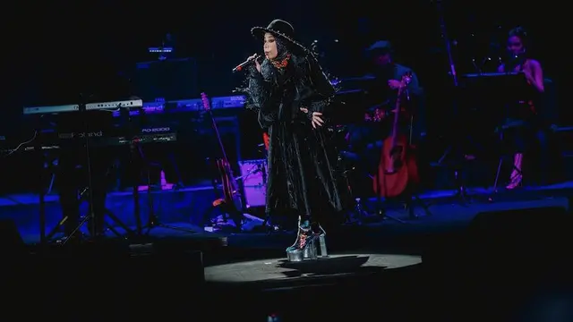 Melly Goeslaw saat Konser di Malaysia, credit: @nasikilla