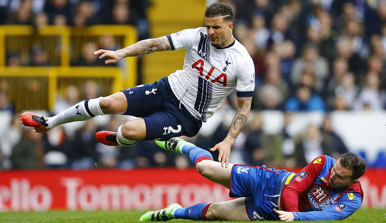 Pemain Crystal Palace, Jordon Mutch, menekel bek Tottenham, Kyle Walker. Meski kalah Tottenham menguasai jalannya laga dengan penguasaan bola 61 persen. (Reuters/Darren Staples)