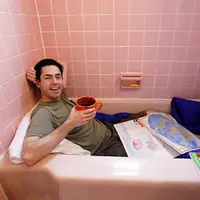 Selama 5 hari, laki-laki ini mengurung diri di toliet demi lawan kecanduan internet.