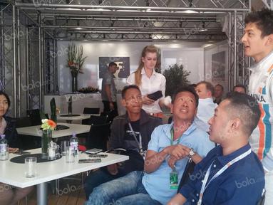 Pebalap Manor Racing asal Indonesia, Rio Haryanto, berjumpa dengan orang tua dan kakaknya seusai kualifikasi F1 GP Spanyol di Sirkuit Catalunya, Spanyol, Sabtu (14/5/2016). (Bola.com/Reza Khomaini)