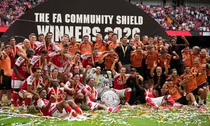 Para pemain Arsenal merayakan kemenangan usai memenangi laga final Community Shield antara Arsenal vs Manchester City di Cardiff, Wales, Minggu, 16 Agustus 2026. (AP Photo/Alastair Grant)
