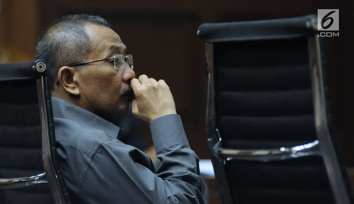 Terdakwa suap Hakim Pengadilan Tinggi Manado, Sudi Wardono saat menjalani sidang pleidoi di Pengadilan Tipikor, Jakarta, Rabu (23/5). Sudi Wardono didakwa menerima suap SGD110 ribu dari anggota DPR Aditya Anugrah Moha.  (Liputan6.com/Helmi Fithriansyah)