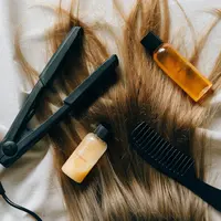Cuaca berangin maupun hujan sering membuat tatanan rambut mudah berantakan. Simak inspirasi gaya rambut dan tips menata rambut agar tetap rapi, nyaman, dan tahan lama sepanjang hari. (Sumber: Pexels).