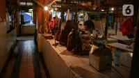 Pedagang daging menunggu pembeli di kiosnya di Pasar Mede, Jakarta, Rabu (15/12/2021). Harga pangan menjelang Natal 2021 dan Tahun Baru 2022 (Nataru) mengalami kenaikan. (Liputan6.com/Faizal Fanani)
