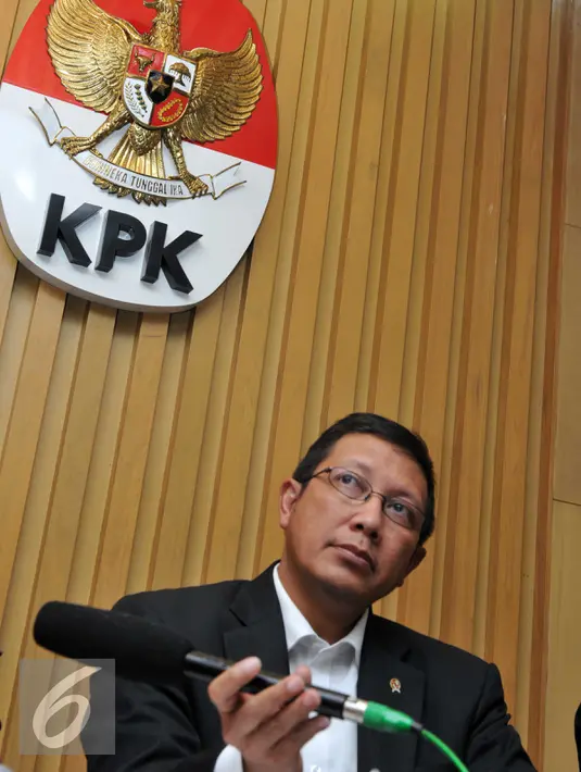 Menteri Agama Lukman Hakim menyimak pertanyaan wartawan saat menggelar konferensi pers di KPK, Jakarta, Kamis (5/11/2015). Kemenag meminta bantuan KPK untuk membangun sistem akuntabilitas pengawasan program pendidikan keagamaan.(Liputan6.com/Helmi Afandi)