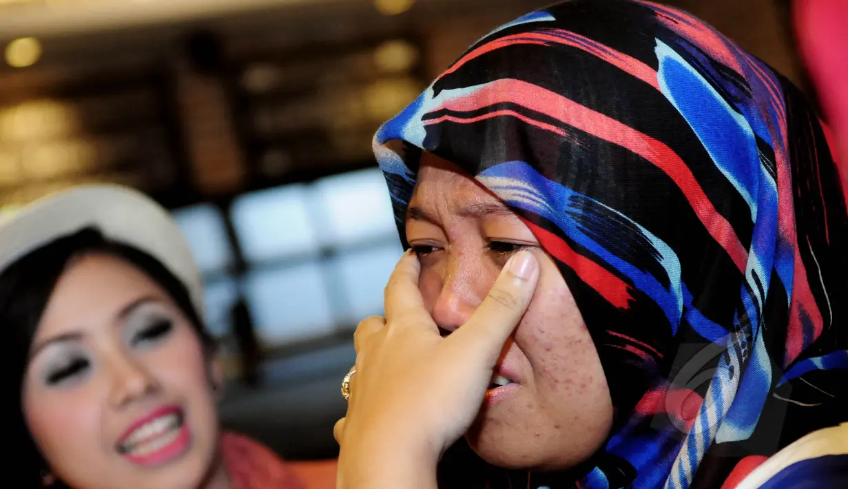 Seorang fans bernama Rani tampak menangis ketika melihat idolanya, Fedi Nuril menghampiri mereka saat acara ngedate bareng di Brewerkz, Jakarta, Selasa (19/5/2015). (Liputan6.com/Faisal R Syam)