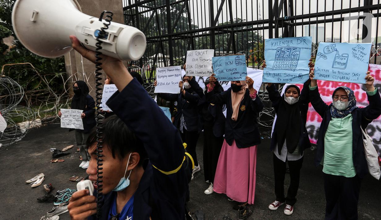 Mahasiswa melakukan aksi teatrikal sambil menyampaikan orasi di depan Gedung DPR/MPR RI, Jakarta Pusat, Jumat (9/9/2022). Demo tersebut untuk menolak kebijakan pemerintah menaikkan harga BBM. (Liputan6.com/Johan Tallo)