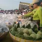 Komunitas Pelaku Usaha Mojokerto (KPUM), Jawa Timur kompak membuat jajanan onde-onde sebanyak 20.400 buah.