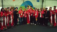 Menpora Imam Nahrawi berpose bersama tim bulutangkis Indonesia yang akan bertanding pada Olimpiade Rio de Janeiro 2016 di perkampungan atlet, Minggu (7/8/2016). (Twitter)