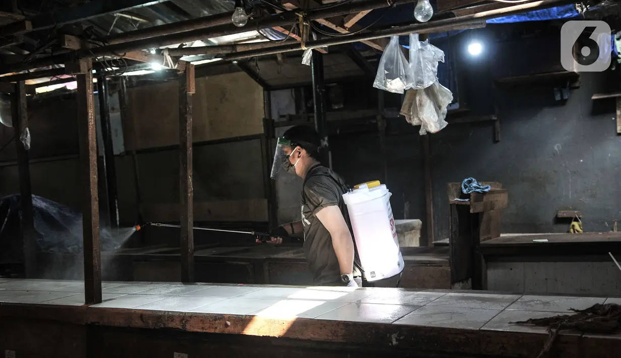 Petugas menyemprotkan cairan disinfektan saat sterilisasi rutin Pasar Sumur Batu, Kemayoran, Jakarta, Rabu (8/7/2020). Pengelola Pasar Sumur Batu rutin melakukan penyemprotan disinfektan setiap Senin, Rabu, dan Jumat guna mencegah penyebaran virus corona COVID-19. (merdeka.com/Iqbal S. Nugroho)