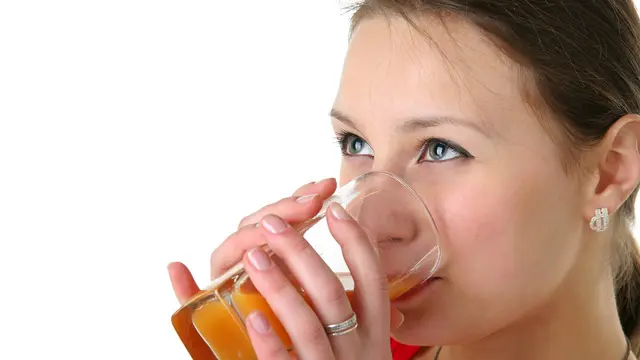 Ilustrasi minum vitamiin