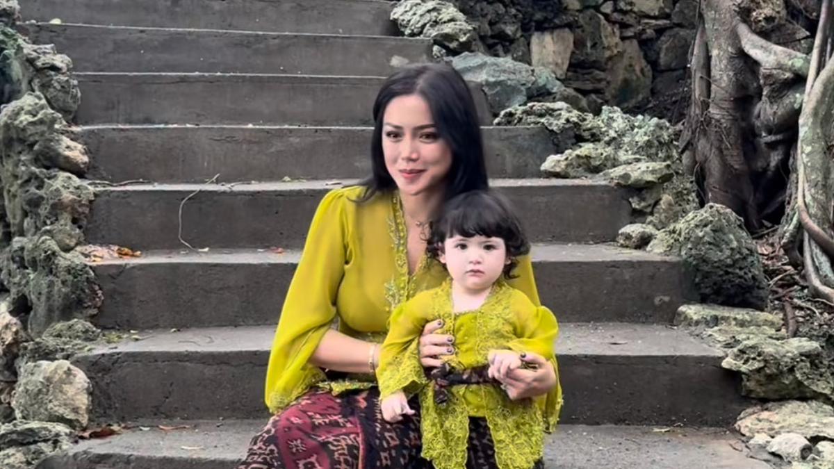 Gaya Kompak Jessica Iskandar dan Putrinya Jadi Gadis Bali Kenakan Kebaya Hijau Dipadukan Kain
