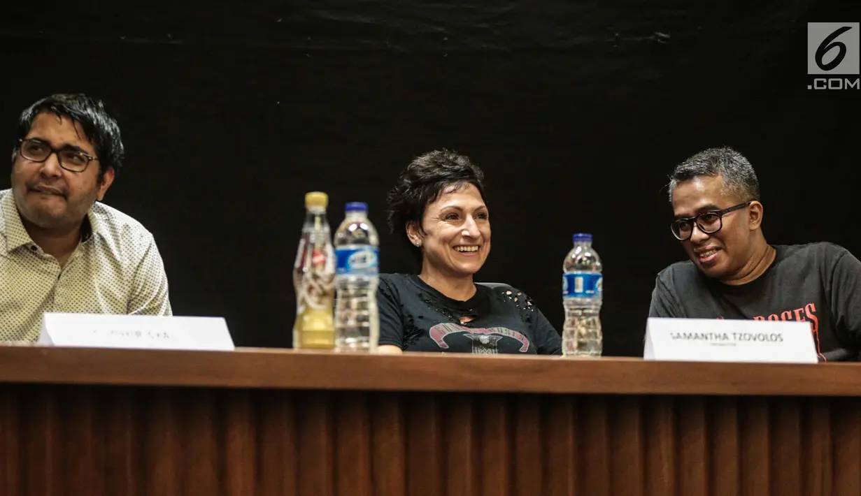 CEO Bookmyshow Sudir Syahl, Promotor Third Eye Management Samantha Tzovolos, dan perwakilan promotor Adib Hidayat memberikan keterangan jelang konser grup band Guns N’ Roses (GNR) di stadion GBK, Jakarta, Selasa (6/11). (Liputan6.com/Faizal Fanani)