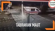 Tabrakan maut terekam kamera CCTV di Puszczykowo, daerah Poznan, Polandia. Sebuah mobil ambulans yang terjebak di antara palang pintu rel dihantam kereta api yang melintas.