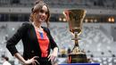 Selebritas Indonesia, Cinta Laura berfoto bersama dengan trofi Piala Dunia Basket atau sering disebut Naismith Trophy setelah peresmian Indonesia Arena pada Senin (07/08/2023) di Senayan, Jakarta. (Bola.com/Bagaskara Lazuardi)