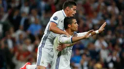 Cristiano Ronaldo melakukan selebrasi bersama James Rodriguez usai mencetak gol kegawan Sporting Lisbon di Liga Champions di Stadion Santiago Bernabeu, Madrid, Spanyol (15/9). Madrid menang atas Sporting dengan skor 2-1. (REUTERS/Juan Medina)