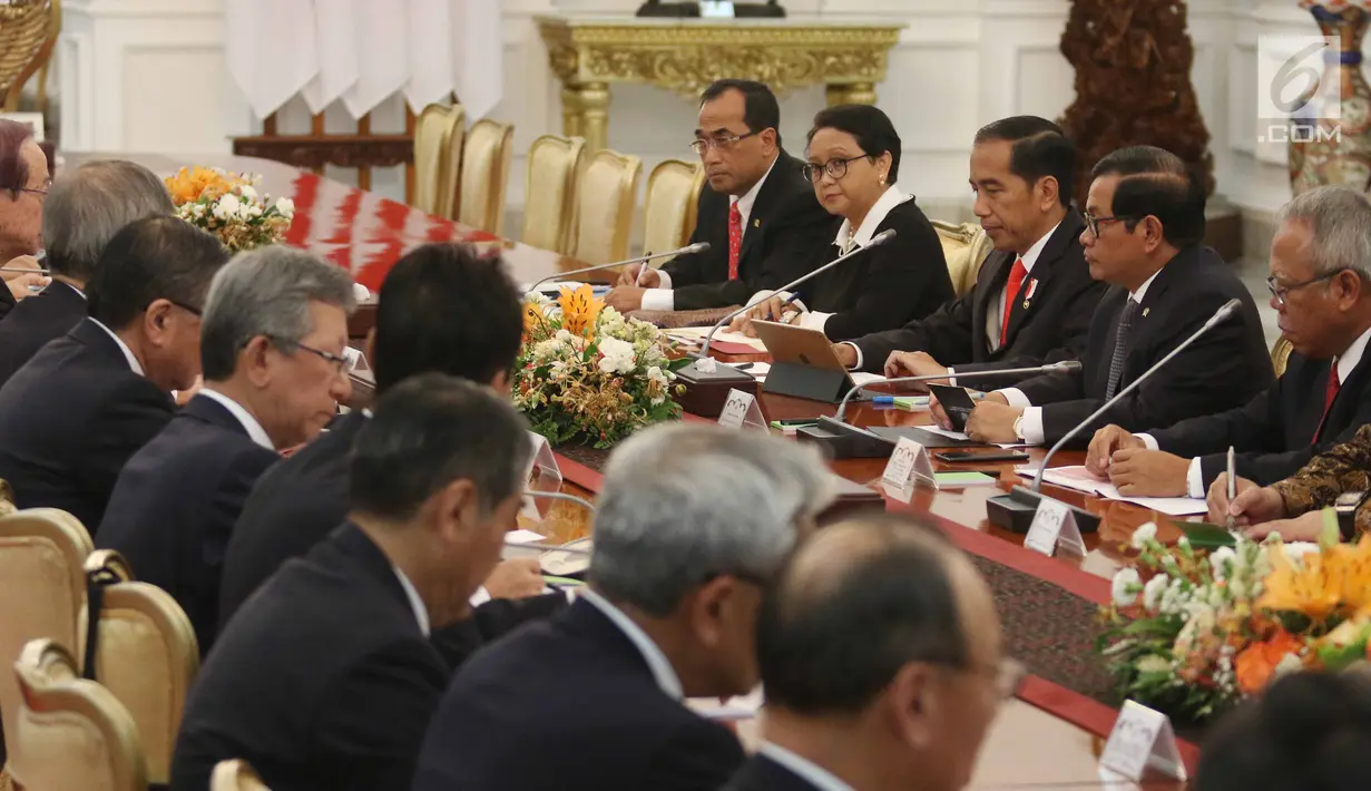 Presiden Joko Widodo menerima kunjungan mantan Perdana Menteri Jepang, Yasuo Fukuda, di Istana Merdeka, Jumat (27/10). Kunjungan ini juga membahas kerjasama dalam bidang ekonomi. (Liputan6.com/Angga Yuniar)