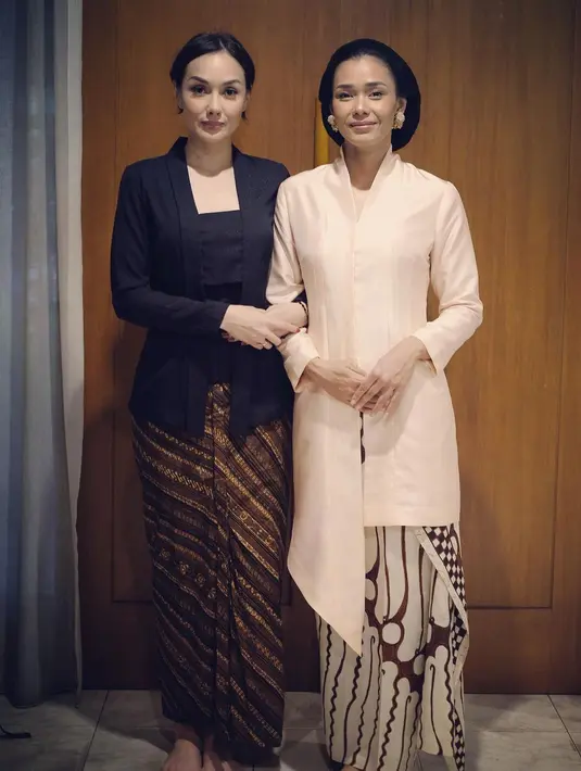 Berikut beberapa momen acara yang dibagikan oleh peraih Piala Citra sebagai Pemeran Pendukung Wanita Terbaik Festival Film Indonesia 2005 ini. Diantaranya adalah minta restu ibu dan prosesi langkahan. [Instgaram/adiniawrst]