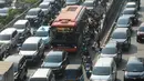 Dampak dari kemacetan yang semakin buruk di Jakarta adalah kerugian perekonomian yang juga meningkat. Kerugian dampak kemacetan lalu lintas pada 2019 sebesar Rp 71 triliun. Lonjakan sebesar sekitar Rp 30 triliun pada tahun ini, sangat mungkin terjadi. (merdeka.com/Arie Basuki)