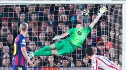 Kiper Barcelona, Joan Garcia, gagal menghalau tendangan bebas pemain Atletico Madrid, Julian Alvarez, pada leg pertama perempat final Liga Champions 2025/2026 di Stadion Camp Nou, Kamis (9/4/2026). (AFP/Josep Lago)