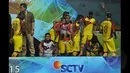 Sejumlah pemain Sriwijaya FC terlihat lesu di podium kemenangan usai dikalahkan Arema Cronus di final SCM Cup 2015 di Stadion Jakabaring,Selasa (27/1/2015). Arema Cronus unggul 1-0 atas Sriwijaya FC. (Liputan6.com/Johan Tallo)