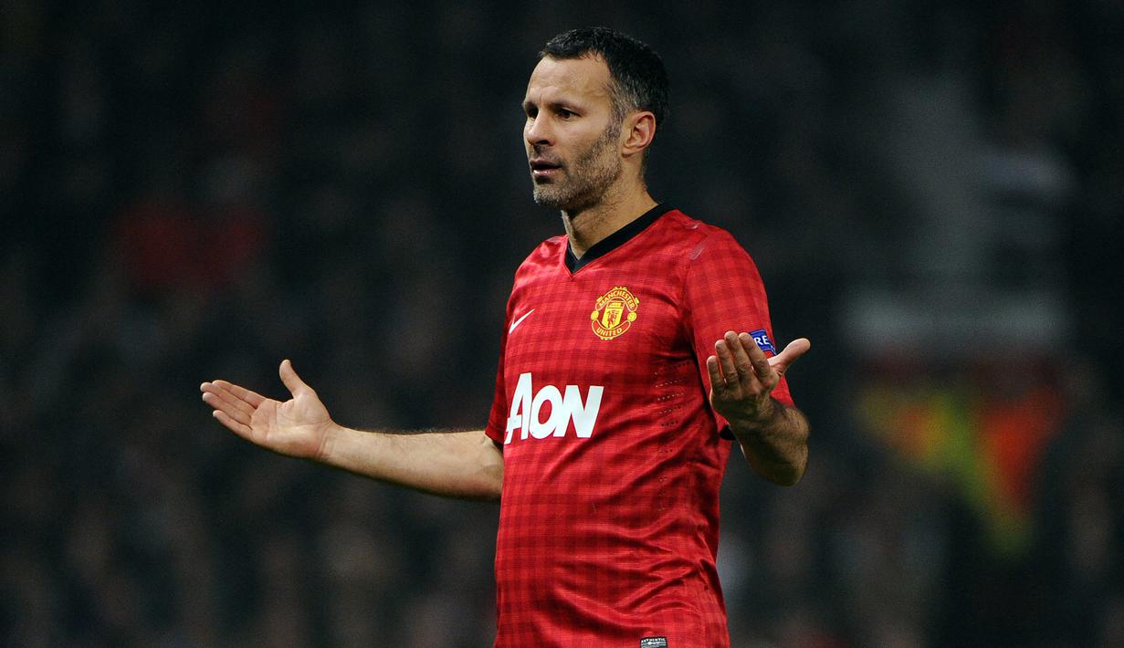 Ryan Giggs. Gelandang Wales ini berusia 40 tahun, 5 bulan dan 7 hari saat melakoni laga terakhirnya melawan Hull City di Premier League, 6 Mei 2014. Selama total 22 musim telah bermain 910 laga dengan mencetak 162 gol dan 248 assist. (AFP/Pierre-Philippe Marcou)