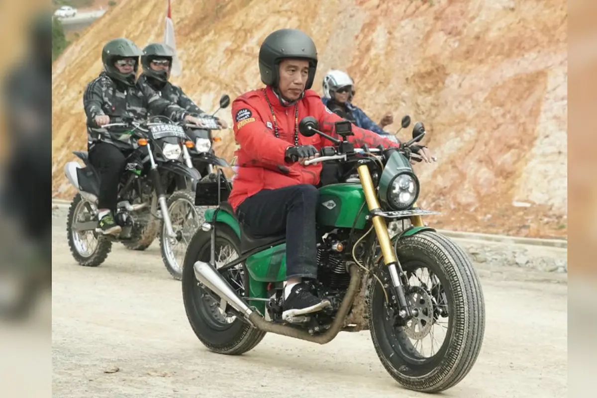 Presiden Jokowi menaiki motor menjajal jalan perbatasan trans-Kalimantan di Kecamatan Krayan, Kabupaten Nunukan, Provinsi Kalimantan Utara, Kamis (19/12/2019).  (foto: biro pers setpres)