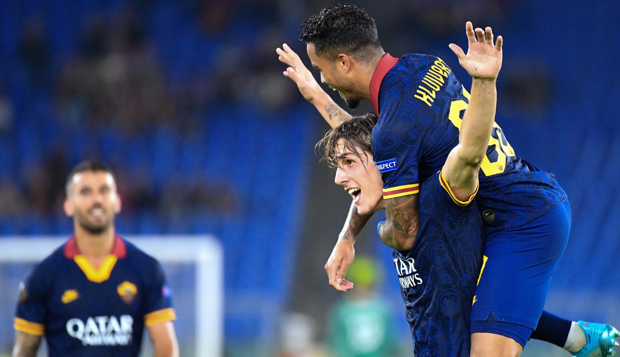 Para pemain AS Roma merayakan gol yang dicetak Nicolo Zaniolo ke gawang Istanbul Basaksehir pada laga Europa League di Stadion Olimpico, Roma, Kamis (19/9). Roma menang 4-0 atas Istanbul. (AFP/Alberto Pizzoli)
