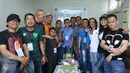 Anggota Paski berfoto bareng bersama mandra usai kunjungan di rutan Cipinang, Jakarta, Kamis (24/12). Anggota Paski mejenguk komedian mandra dan memberikan dukungan.(Liputan6.com/Herman Zakharia)