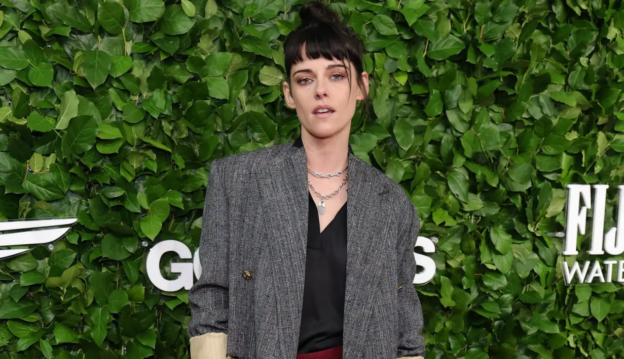 Kristen Stewart muncul mengejutkan dalam setelan Prince of Wales Chanel Spring 2026 dengan palet hitam–cokelat–biru–merah. Ia memadukan setelan tersebut dengan burgundy trunks dan perhiasan Chanel High Jewelry yang memberi sentuhan edgy khas dirinya. [dok/chanel].
