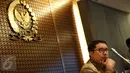 Wakil Ketua DPR Fadli Zon mendengarkan pernyataan pengurus keluarga besar HMI di ruang rapat pimpinan DPR di Komplek Parlemen, Senayan, Jakarta, Jumat (11/11). Pertemuan tersebut membahas penangkapan  sejumlah aktivis HMI. (Liputan6.com/Johan Tallo)