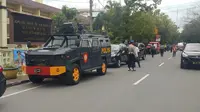 Usai serangan bom bunuh diri, petugas telah melakukan sterilisasi di seputaran lokasi kejadian, tepatnya di Jalan M Said hingga radius 500 meter. (Liputan6.com/ Reza Perdana)