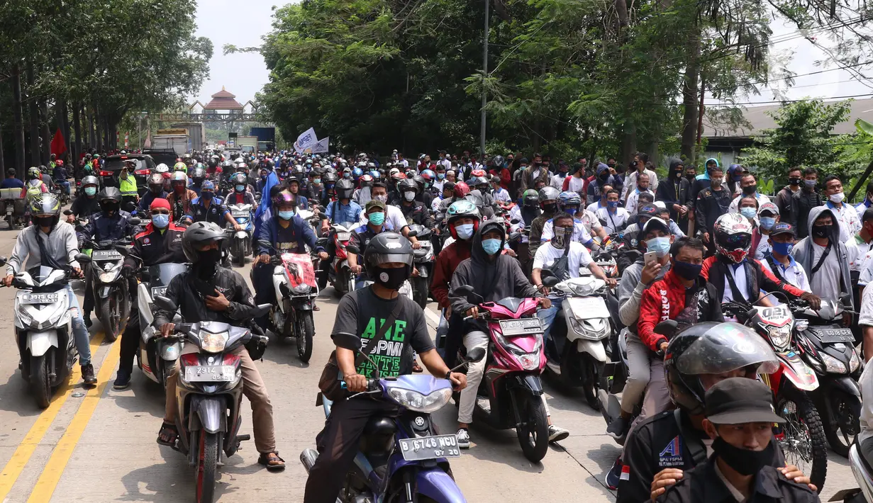 Ratusan buruh melakukan konvoi di Kota Tangerang, Banten, Selasa (6/10/2020). Dalam aksi tersebut mereka menolak UU Omnibus Law Cipta Kerja yang sudah disahkan oleh DPR RI. (Liputan6.com/Angga Yuniar)