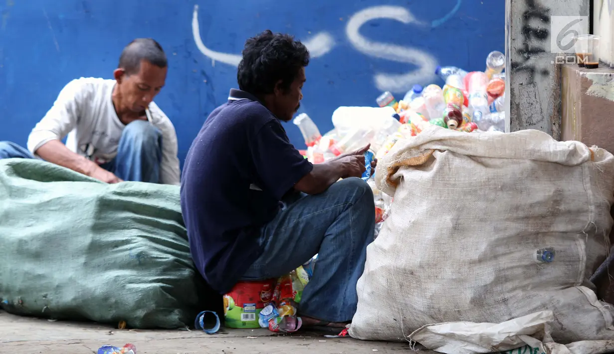 <p>Pemulung membersihkan botol-botol plastik yang diambil dari tumpukan sampah di Pintu Air Manggarai, Jakarta, Jumat (26/4). Selanjutnya, botol-botol plastik bekas minuman kemasan ini akan dijual ke pengepul. (Liputan6.com/Helmi Fithriansyah)</p>
