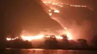 Kebakaran hanguskan sekitar 10 hektar padang rumput sejumlah bukit yang berada di Gili Lawa, Taman Nasional Komod, NTT. Foto: Ist/Kriminologi.id