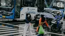 Pejalan kaki menggunakan payung saat hujan deras mengguyur kawasan Jalan Thamrin, Jakarta, Selasa (31/5/2022). Potensi cuaca ekstrem di sejumlah wilayah di Indonesia pada hari ini dipengaruhi oleh kemunculan bibit siklon tropis 92S di Samudera Hindia selatan Jawa Barat. (Liputan6.com/Faizal Fanani)