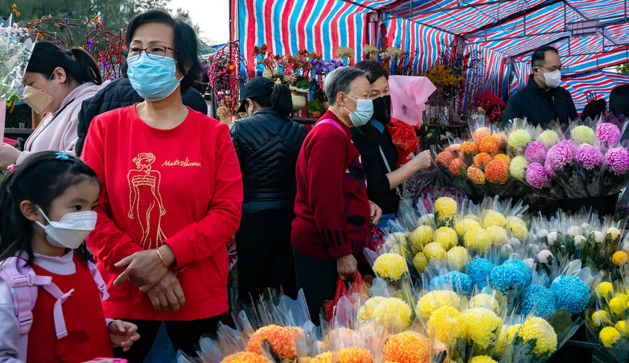 Para pembeli melihat karangan bunga di pasar bunga Tahun Baru Imlek di Distrik Causeway Bay, Hong Kong, 18 Januari 2023. Tahun Baru Imlek 2023 yang disebut Tahun Kelinci akan jatuh pada tanggal 22 Januari. (AP Photo/Anthony Kwan)