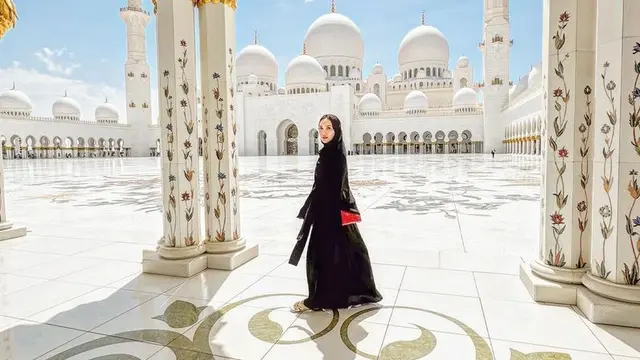 Shandy Aulia ke Masjid Agung Sheikh Zayed Abu Dhabi. [@shandyaulia]