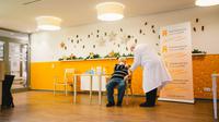 Seorang penghuni Senior Centre Riehl menerima suntikan dosis vaksin COVID-19 di Senior Centre Riehl di Cologne, Jerman (27/12/2020).  Presiden Komisi Eropa Ursula von der Leyen mengatakan, vaksin Pfizer-BioNTech telah dikirimkan ke semua 27 negara anggota. (Xinhua/Tang Ying)