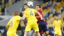Pemain Spanyol, Mikel Oyarzaba, duel udara dengan pemain Ukraina, Illia Zabarnyi, pada laga UEFA Nations League di Stadion Olimpiyskiy, Rabu (14/10/2020). Ukraina menang dengan skor 1-0. (AP/Efrem Lukatsky)