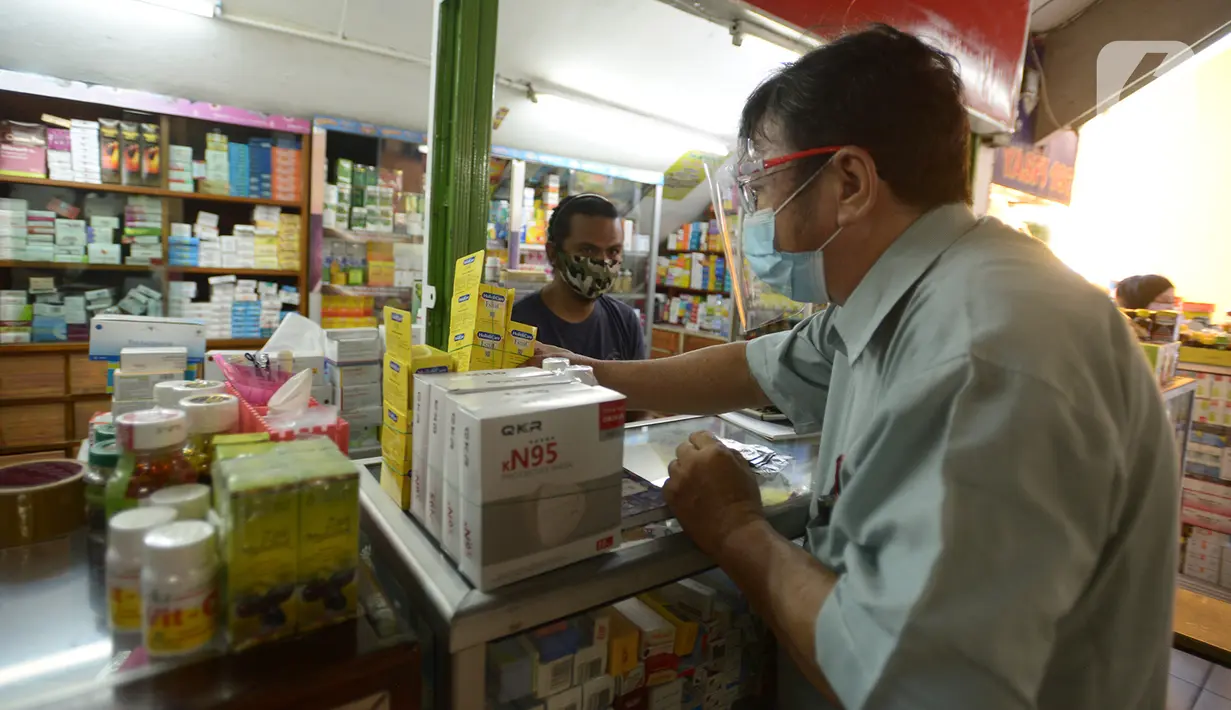Aktivitas penjualan masker tiga lapis dan multivitamin di Pasar Pramuka, Jakarta, Rabu (23/9/2020). Terkait pelarangan pemakaian masker scuba dan buff di KRL, penjualan masker biasa masih normal di pasaran dengan harga sekitar Rp.60.000-Rp 150.000 per boks. (merdeka.com/Imam Buhori)