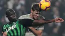 Duel antara Babacar dan Rugani pada laga lanjutan Serie A yang berlangsung di stadion Mapei, Reggio Emilia, Senin (11/2). Juventus menang 3-0 atas Sassuolo. (AFP/Miguel Medina)