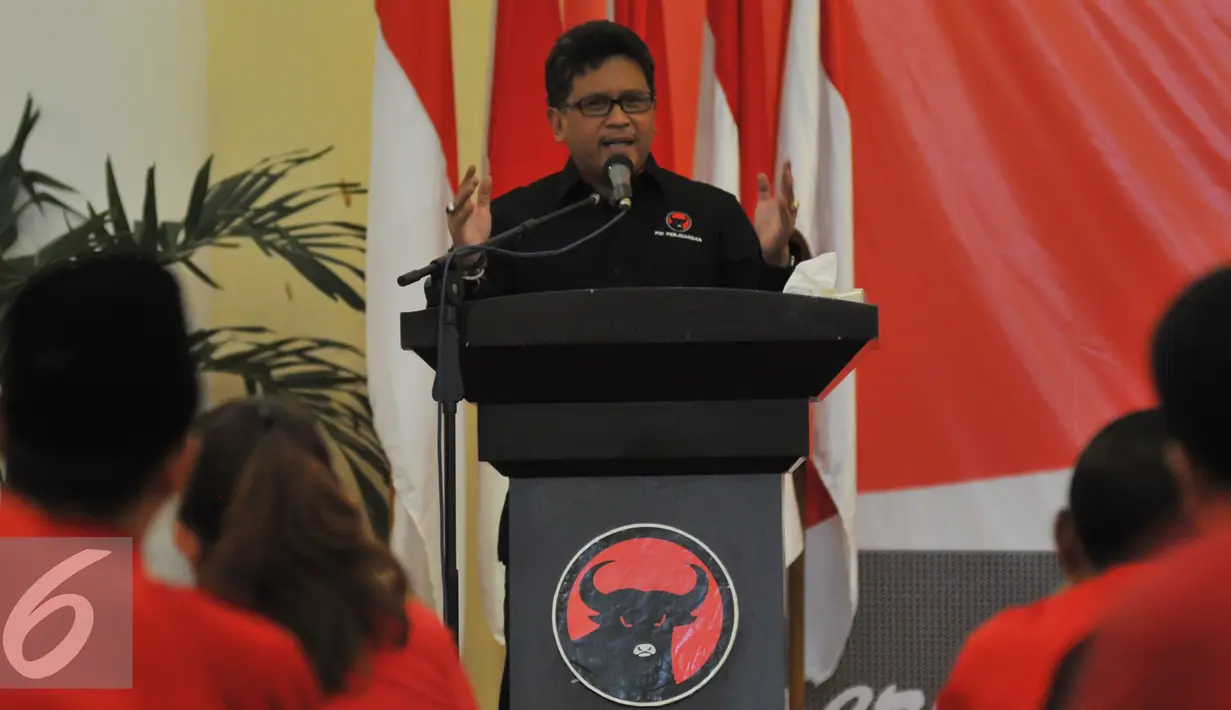 Sekjen PDIP, Hasto Kristianto menyampaikan pidatonya di depan peserta sekolah calon kepala daerah dari PDIP, Jawa Barat, Jumat (3/7/2015). Sekolah partai berlangsung sejak 28 Juni hingga 3 Juli 2015 dihadiri 114 orang calon. (Liputan6.com/Herman Zakharia)