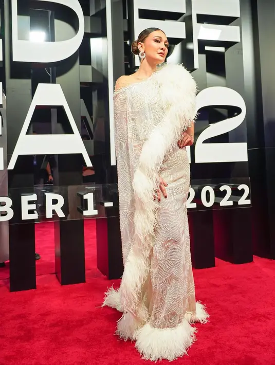 Ditambah perhiasan anting dari Chopard yang membuat tampilan semakin mewah [Foto: @billywasblue]