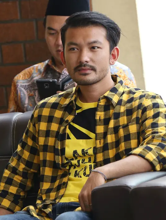 'Saya juga udah berkurban sendiri di masjid deket rumah. Kurban itu kan kalo mampu ya wajib. sama aja kalo punya penghasilan sisihkan 2,5 persen,' tutup Rio. (Wimbarsana Kewas/Bintang.com)