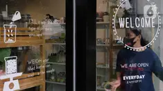 Pengunjung masuk ke Toko Naked Inc, Kemang, Jakarta, Sabtu (11/9/2021). Naked Inc merupakan salah satu toko kebutuhan sehari-hari yang menerapkan konsep bebas sampah atau "zero waste", dimana pembeli harus membawa kantong belanja atau wadah sendiri. (Liputan6.com/Herman Zakharia)