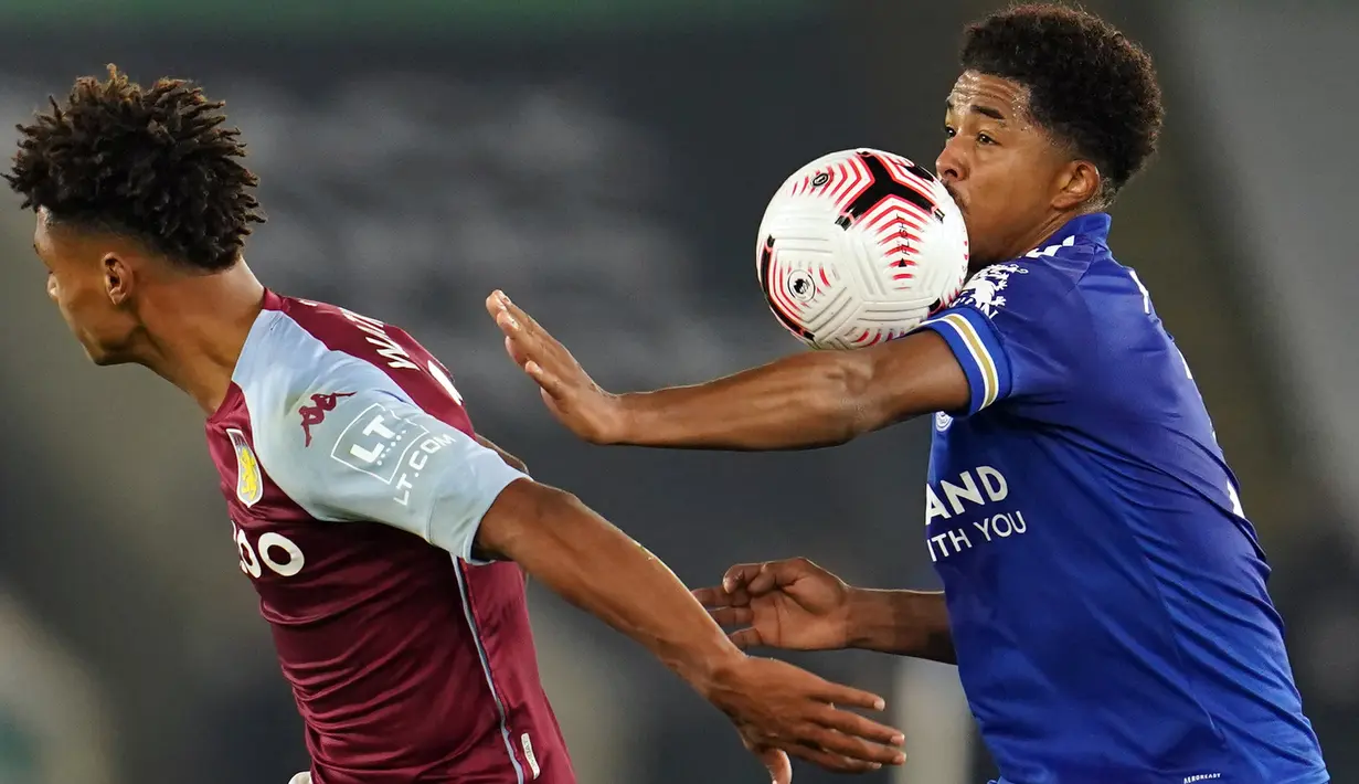 Striker Aston Villa, Ollie Watkins (kiri) berebut bola dengan bek Leicester City, Wesley Fofana dalam lanjutan Liga Inggris, di Stadion King Power, Senin (19/10/2020). Aston Villa berhasil menang atas Leicester City berkat gol semata wayang Ross Barkley di menit injury time. (Jon Super / POOL / AFP)